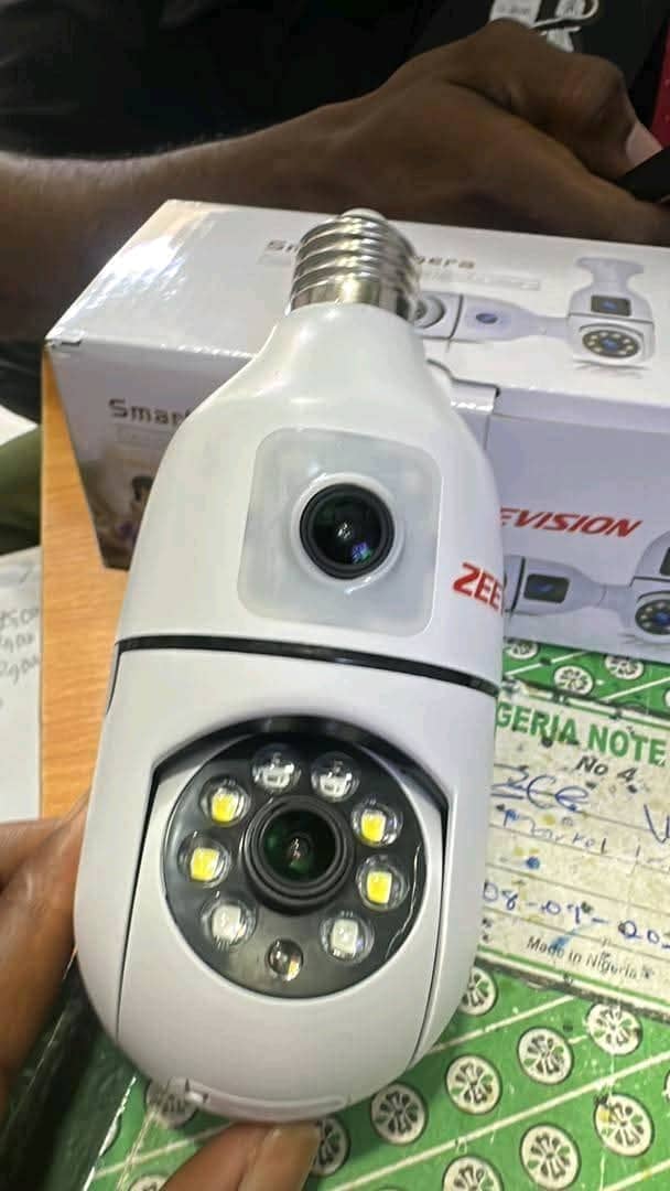 Zeevision Dual-lens wireless light bulb security camera. - Image 3